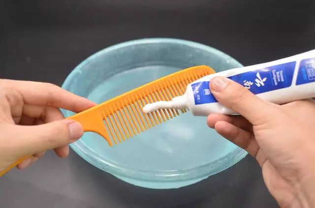 在梳子上塗抹牙膏,作用真厲害,解決了很多家庭的困擾