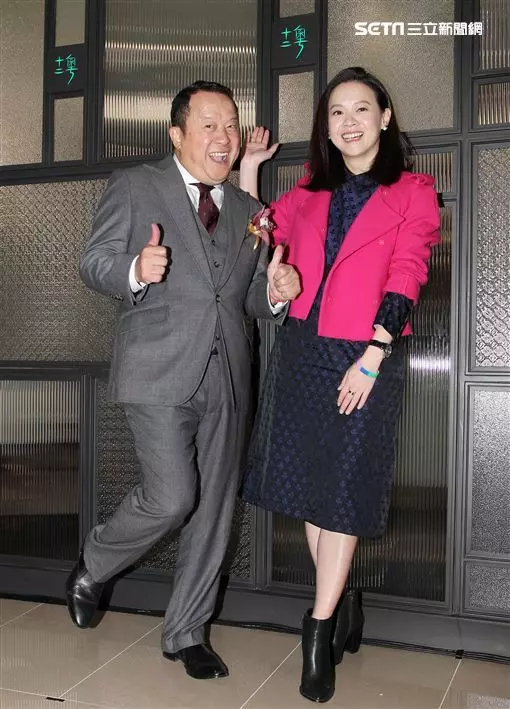 47歲曾寶儀「素顏近照曝光」皺紋明顯娃娃臉不再,堅持「自然蒼老」網友:和曾志偉越來越像!
