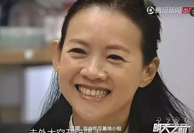 47歲曾寶儀「素顏近照曝光」皺紋明顯娃娃臉不再,堅持「自然蒼老」網友:和曾志偉越來越像!