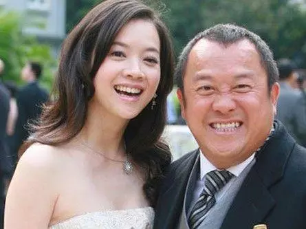 47歲曾寶儀「素顏近照曝光」皺紋明顯娃娃臉不再,堅持「自然蒼老」網友:和曾志偉越來越像!