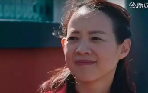 47歲曾寶儀「素顏近照曝光」皺紋明顯娃娃臉不再,堅持「自然蒼老」網友:和曾志偉越來越像!