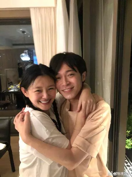 47歲曾寶儀「素顏近照曝光」皺紋明顯娃娃臉不再,堅持「自然蒼老」網友:和曾志偉越來越像!