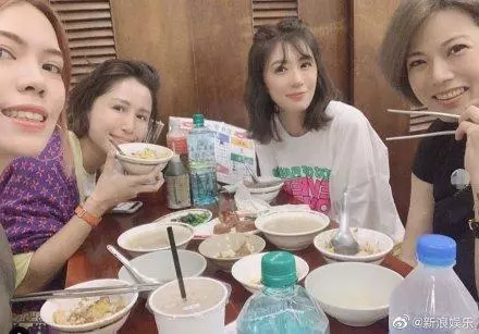 47歲曾寶儀「素顏近照曝光」皺紋明顯娃娃臉不再,堅持「自然蒼老」網友:和曾志偉越來越像!