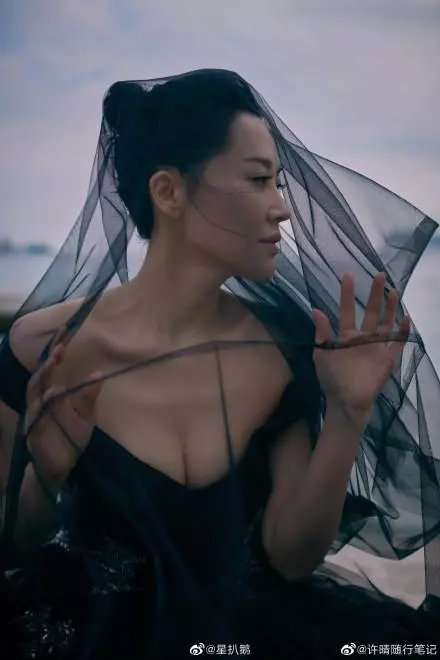 47歲曾寶儀「素顏近照曝光」皺紋明顯娃娃臉不再,堅持「自然蒼老」網友:和曾志偉越來越像!