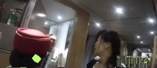 女子上廁所使高鐵迫停,乘務員臉都黑了,一般人真幹不出來!