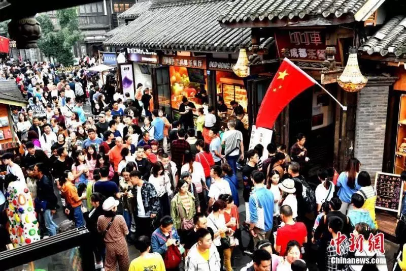 中國十一出遊亂象頻傳 , 酒店漲價14倍 吃飯等6600桌 !