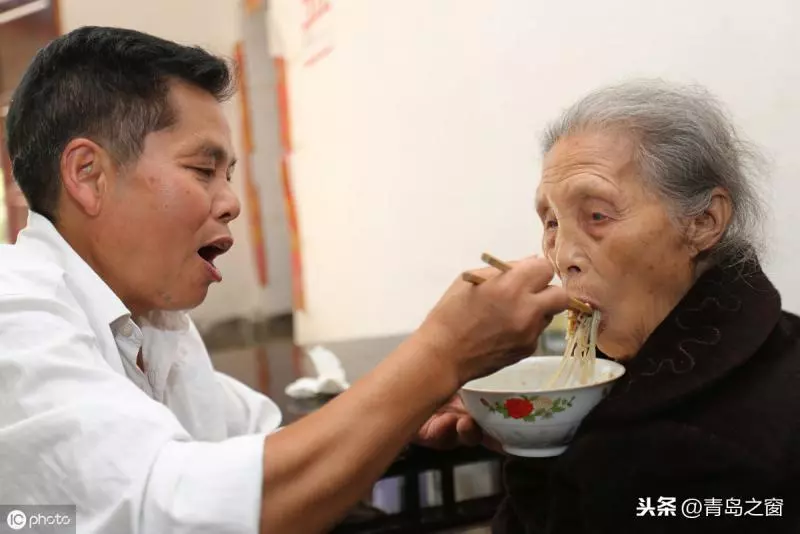老母患病孝兒辭職回家!全天候陪伴「每天牽手曬太陽」,三餐親餵「揹媽媽找老友聊天」5年來從不喊累