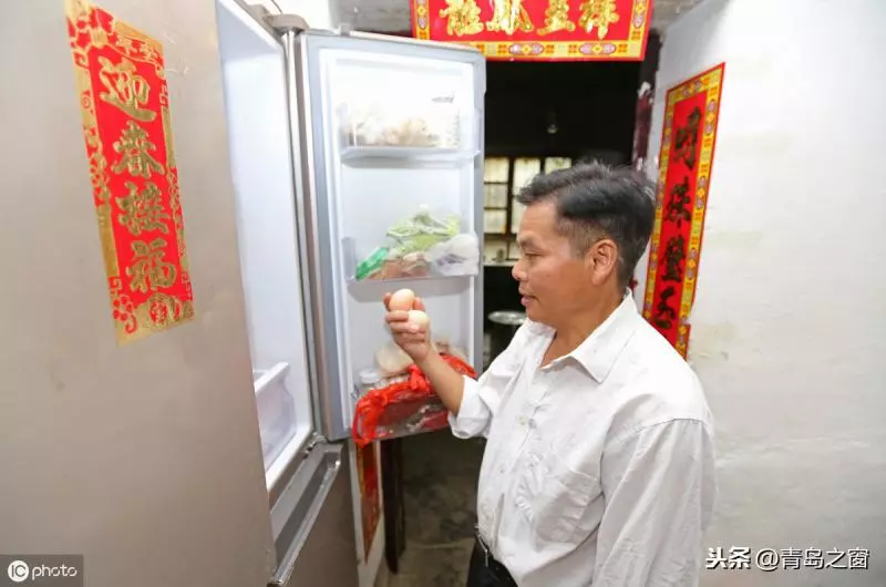 老母患病孝兒辭職回家!全天候陪伴「每天牽手曬太陽」,三餐親餵「揹媽媽找老友聊天」5年來從不喊累