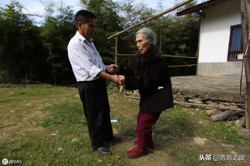 老母患病孝兒辭職回家!全天候陪伴「每天牽手曬太陽」,三餐親餵「揹媽媽找老友聊天」5年來從不喊累