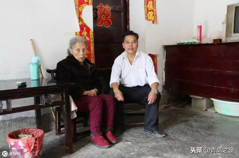 老母患病孝兒辭職回家!全天候陪伴「每天牽手曬太陽」,三餐親餵「揹媽媽找老友聊天」5年來從不喊累