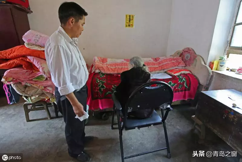 老母患病孝兒辭職回家!全天候陪伴「每天牽手曬太陽」,三餐親餵「揹媽媽找老友聊天」5年來從不喊累