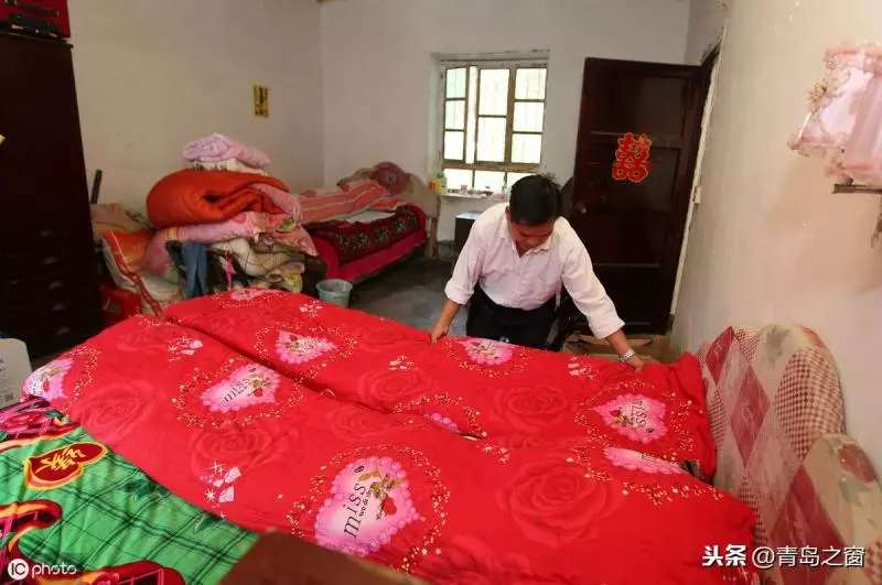 老母患病孝兒辭職回家!全天候陪伴「每天牽手曬太陽」,三餐親餵「揹媽媽找老友聊天」5年來從不喊累