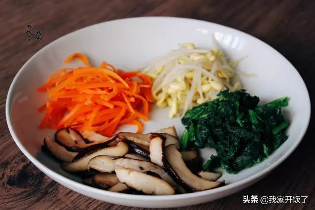 這飯拌一拌就上桌,比燜飯好吃,比煲仔飯簡單,熱量低,懶人必學