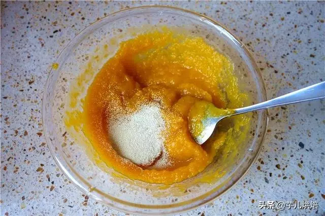 教你不用發麵的南瓜饅頭做法,不加一滴水,鬆軟香甜,比麵包好吃