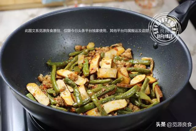 試試這樣做,四季豆油炸後焯水汆燙,縮短烹調時間還不影響口感