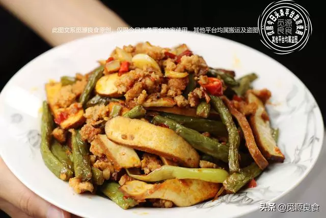 試試這樣做,四季豆油炸後焯水汆燙,縮短烹調時間還不影響口感