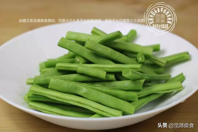 試試這樣做,四季豆油炸後焯水汆燙,縮短烹調時間還不影響口感