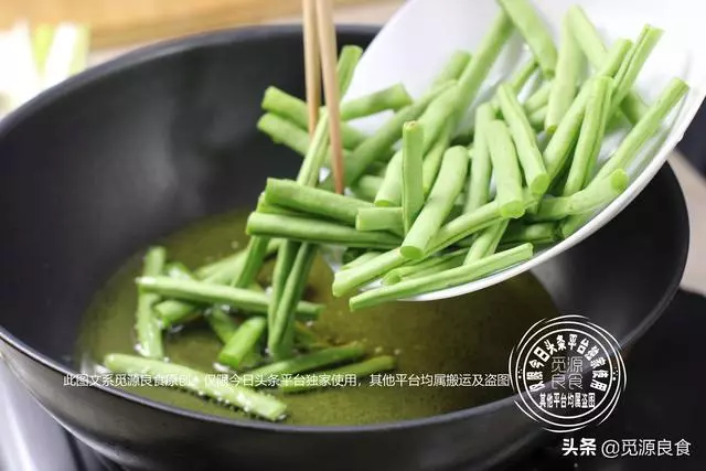 試試這樣做,四季豆油炸後焯水汆燙,縮短烹調時間還不影響口感