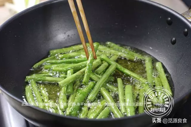 試試這樣做,四季豆油炸後焯水汆燙,縮短烹調時間還不影響口感