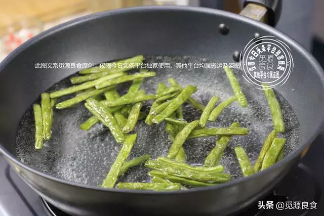 試試這樣做,四季豆油炸後焯水汆燙,縮短烹調時間還不影響口感