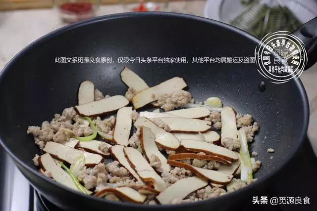 試試這樣做,四季豆油炸後焯水汆燙,縮短烹調時間還不影響口感