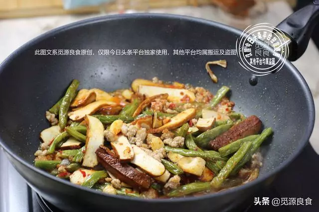 試試這樣做,四季豆油炸後焯水汆燙,縮短烹調時間還不影響口感