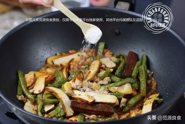 試試這樣做,四季豆油炸後焯水汆燙,縮短烹調時間還不影響口感