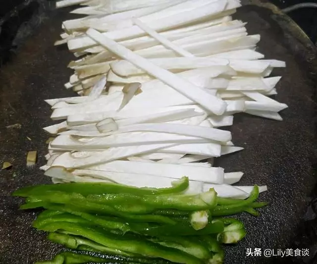 這三樣菜一起炒,實在太鮮美了,隔三差五做給孩子吃,營養又美味
