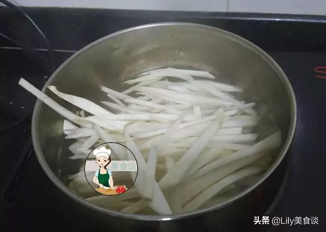 這三樣菜一起炒,實在太鮮美了,隔三差五做給孩子吃,營養又美味