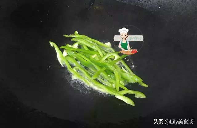 這三樣菜一起炒,實在太鮮美了,隔三差五做給孩子吃,營養又美味