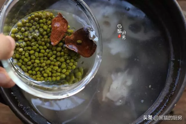 燉湯店老闆說蓮藕綠豆湯加了它,益氣健脾,味道還特別香,快試試