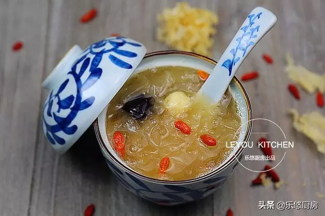 6道用電飯鍋燉的湯,把食材放鍋里,一鍵即成,秋天乾燥要多喝湯