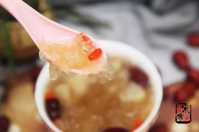 秋後乾燥,女人多喝這碗羹,膠質滿滿又滋潤,勝過敷面膜