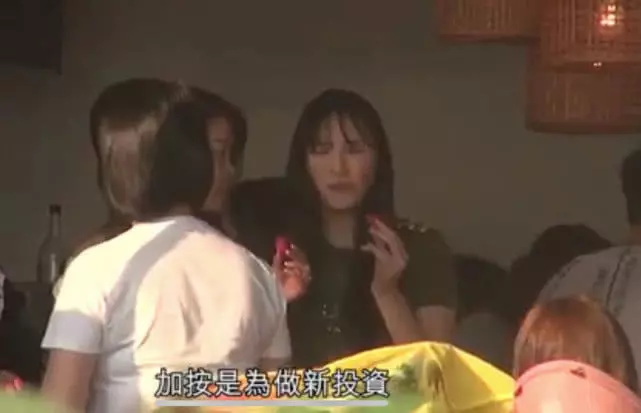 吳佩慈為男友「挺5個月孕肚應酬」素顏四肢纖細 身價百億「雇3保母帶3兒女」爽當闊太