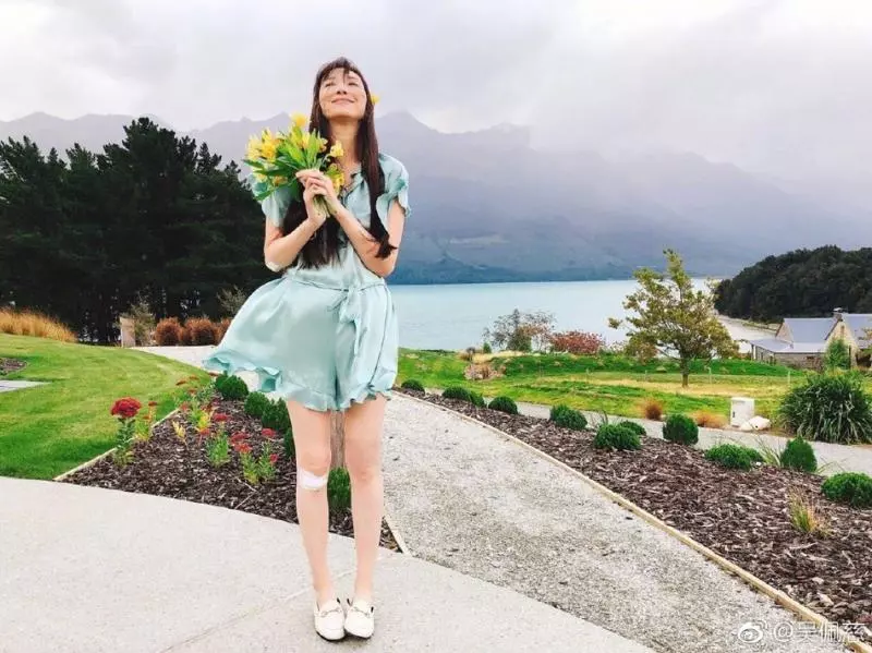 6年產4胎!吳佩慈「挺5個月孕肚」慶41歲生日 揪10孕婦開趴「溫馨粉紅風」化身公主