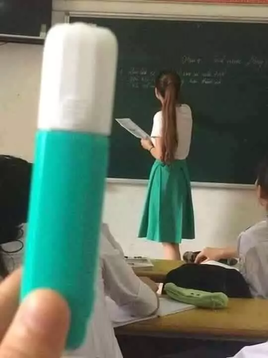 笑到無法上課!學生發現「老師跟文具撞衫」憋笑偷拍 PO出「一系列對照組」秒笑歪:行走的鉛筆盒