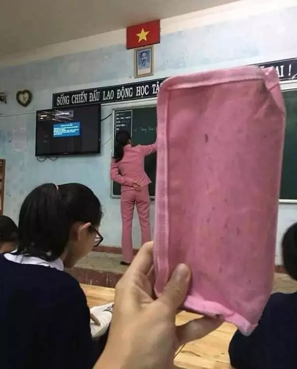 笑到無法上課!學生發現「老師跟文具撞衫」憋笑偷拍 PO出「一系列對照組」秒笑歪:行走的鉛筆盒