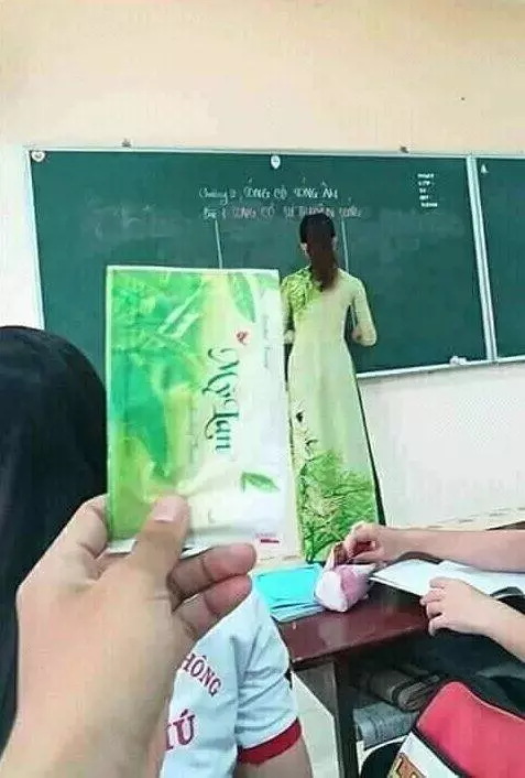 笑到無法上課!學生發現「老師跟文具撞衫」憋笑偷拍 PO出「一系列對照組」秒笑歪:行走的鉛筆盒