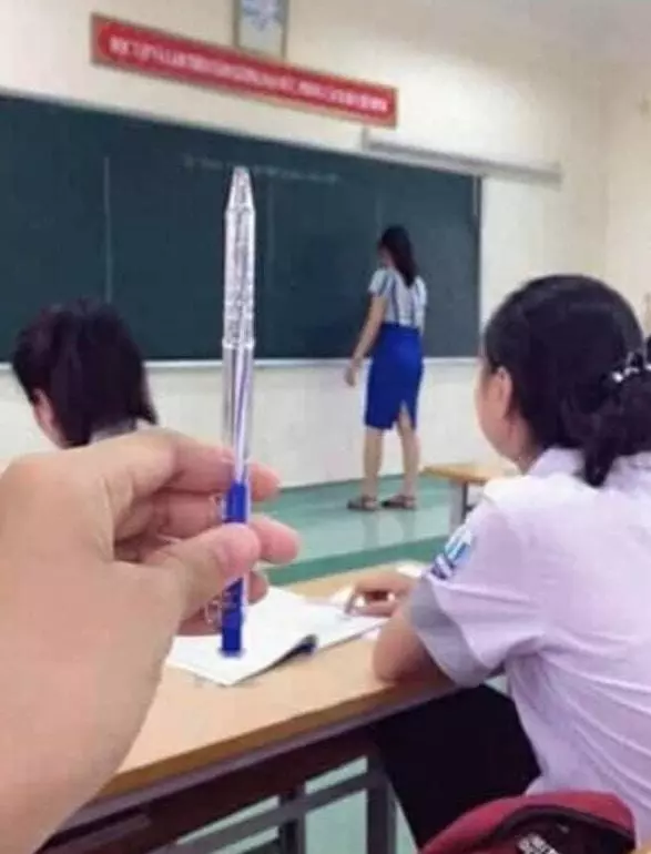 笑到無法上課!學生發現「老師跟文具撞衫」憋笑偷拍 PO出「一系列對照組」秒笑歪:行走的鉛筆盒