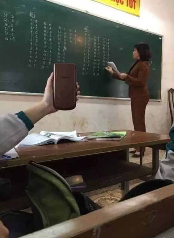 笑到無法上課!學生發現「老師跟文具撞衫」憋笑偷拍 PO出「一系列對照組」秒笑歪:行走的鉛筆盒