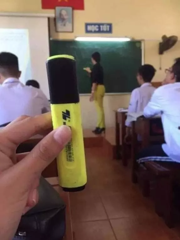 笑到無法上課!學生發現「老師跟文具撞衫」憋笑偷拍 PO出「一系列對照組」秒笑歪:行走的鉛筆盒