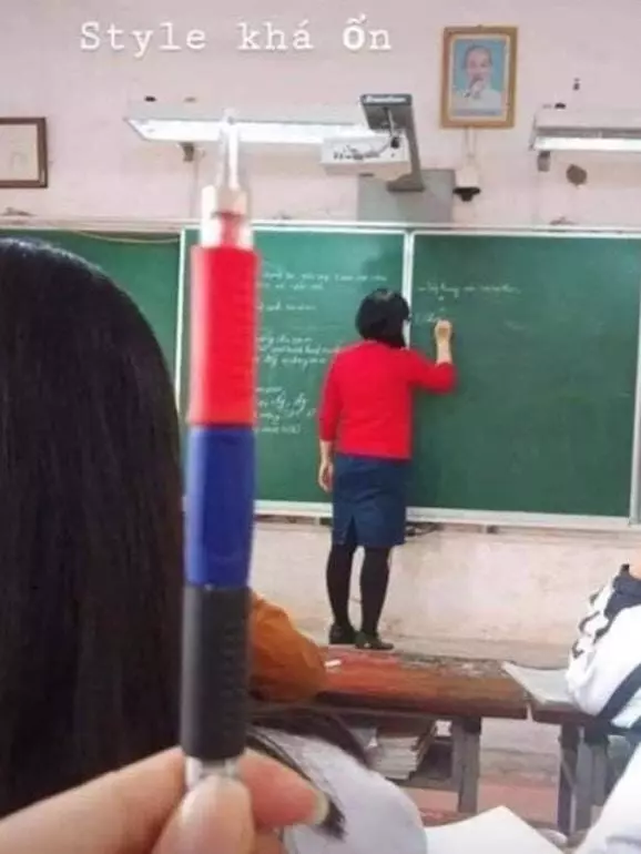 笑到無法上課!學生發現「老師跟文具撞衫」憋笑偷拍 PO出「一系列對照組」秒笑歪:行走的鉛筆盒