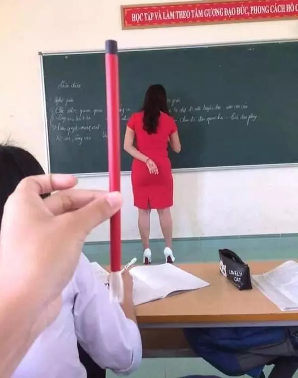 笑到無法上課!學生發現「老師跟文具撞衫」憋笑偷拍 PO出「一系列對照組」秒笑歪:行走的鉛筆盒
