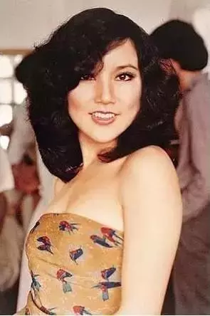 李小龍當年也哈到不行!以艷星成名,沒想到觀眾只在乎她被醜化的臉!最後居然越醜越紅!
