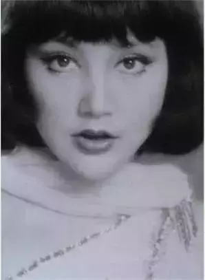 李小龍當年也哈到不行!以艷星成名,沒想到觀眾只在乎她被醜化的臉!最後居然越醜越紅!