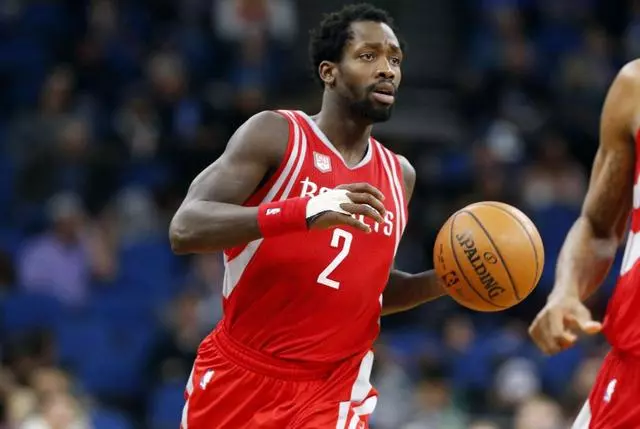 NBA底薪球員有多心酸?錢少坐冷板凳就算了,還吃隊友剩下的食物!