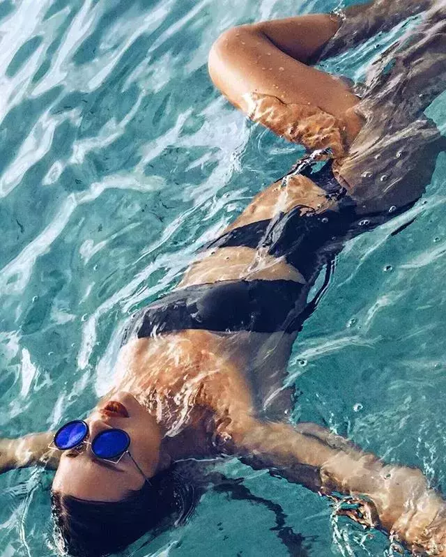50歲奶奶一雙美腿狂吸33萬粉,時尚穿搭不輸維密超模