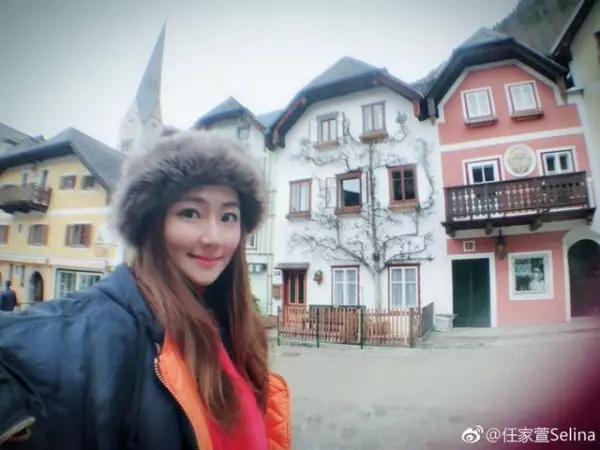昔日Selina回歸了!她曬旅遊美照瘦出尖下巴,粉絲開心呼喊:女神顏值終於回來了!