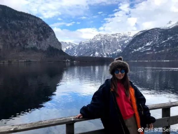 昔日Selina回歸了!她曬旅遊美照瘦出尖下巴,粉絲開心呼喊:女神顏值終於回來了!