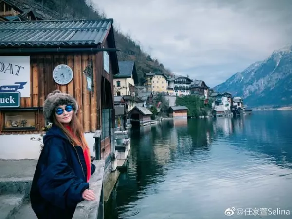 昔日Selina回歸了!她曬旅遊美照瘦出尖下巴,粉絲開心呼喊:女神顏值終於回來了!